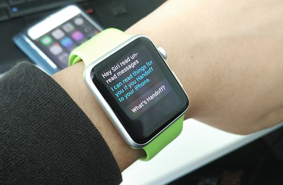 Can’t open Messages on your iPhone? Just summon Siri for help
