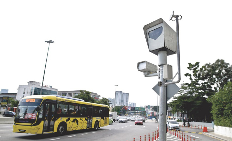 Malaysia Wants To Use Aes To Catch Drivers Using Phones While Driving Soyacincau Com