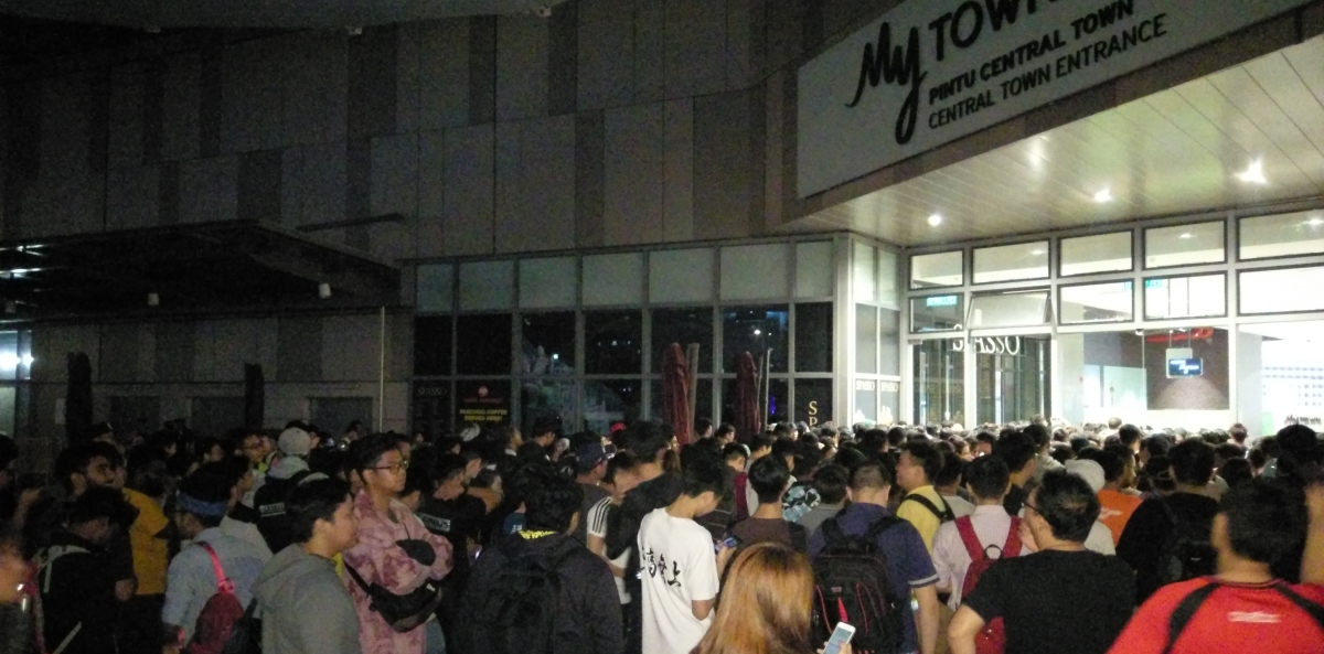 This Is The Queue For The Switch Warehouse Sale For Apple Products In Mytown Soyacincau Com