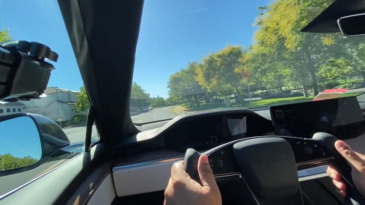 New video of Tesla Model S shows just how awful the yoke steering wheel